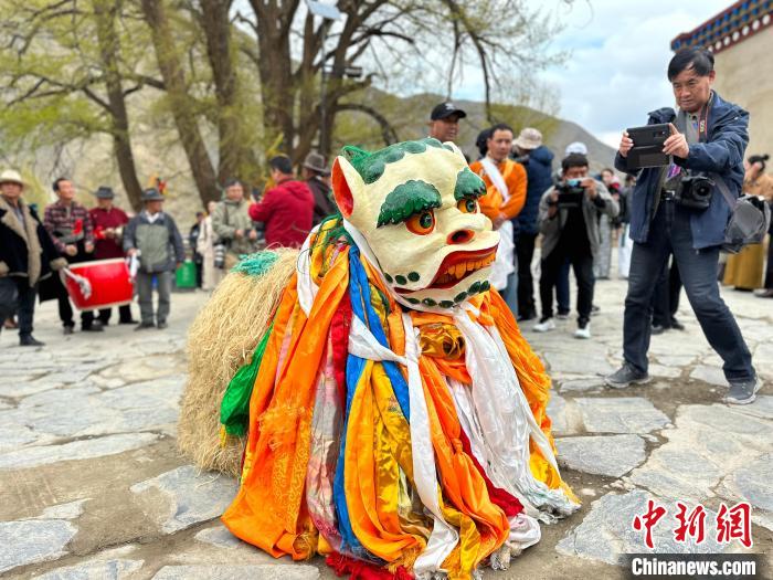 采风线路体现了同仁市天然多样的自然景观和灿烂多姿的民俗文化。　刘小红 摄