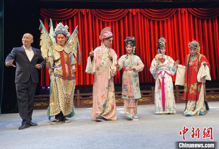 图为易俗社演员指导留学生学习秦腔动作和唱腔。 张一辰 摄 图为易俗社演员指导留学生学习秦腔动作和唱腔。 张一辰 摄