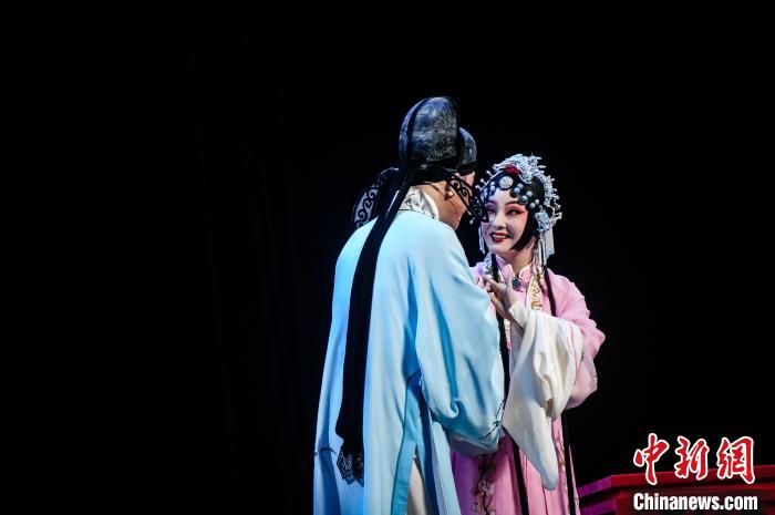 经典黄梅戏《罗帕记》作为开幕大戏精彩亮相全国戏曲(南方片)会演 夏俊俊 摄 经典黄梅戏《罗帕记》作为开幕大戏精彩亮相全国戏曲(南方片)会演 夏俊俊 摄