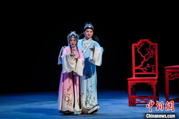 黄梅戏《罗帕记》与《天仙配》《女驸马》齐名,被誉为黄梅戏“三绝” 夏俊俊 摄 黄梅戏《罗帕记》与《天仙配》《女驸马》齐名,被誉为黄梅戏“三绝” 夏俊俊 摄