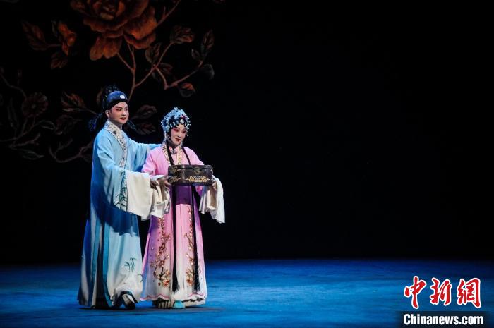 黄梅戏《罗帕记》与《天仙配》《女驸马》齐名,被誉为黄梅戏“三绝” 夏俊俊 摄 黄梅戏《罗帕记》与《天仙配》《女驸马》齐名,被誉为黄梅戏“三绝” 夏俊俊 摄