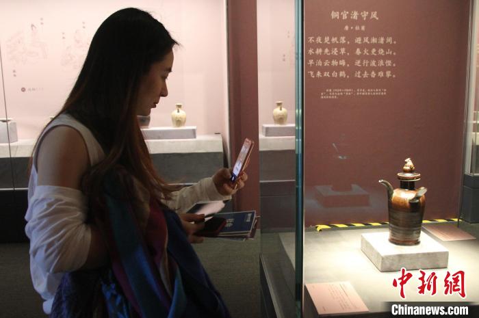 图为观众观看“诗画彩瓷——唐代海上丝绸之路上的长沙窑瓷器展”。 张月和 摄 图为观众观看“诗画彩瓷——唐代海上丝绸之路上的长沙窑瓷器展”。 张月和 摄