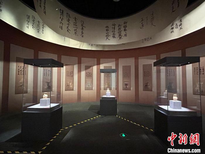 图为“诗画彩瓷——唐代海上丝绸之路上的长沙窑瓷器展”展品。 符宇群 摄 图为“诗画彩瓷——唐代海上丝绸之路上的长沙窑瓷器展”展品。 符宇群 摄