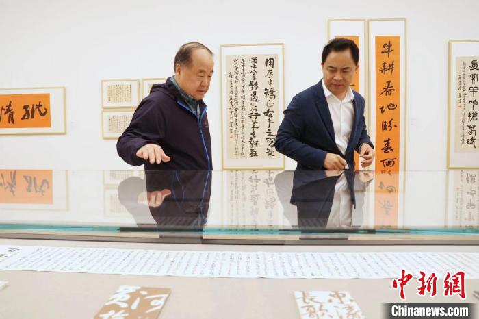 5月18日，莫言与好友王振在上海龙美术馆(西岸馆)观看展览。　<a target='_blank' href='/'>中新社</a>记者 张亨伟 摄
