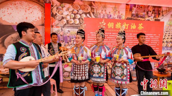 5月21日,在广西桂林市恭城瑶族自治县油茶小镇,三江侗族油茶展台的少数民族同胞在演绎琵琶弹唱。 杨宗盛 摄 5月21日,在广西桂林市恭城瑶族自治县油茶小镇,三江侗族油茶展台的少数民族同胞在演绎琵琶弹唱。 杨宗盛 摄
