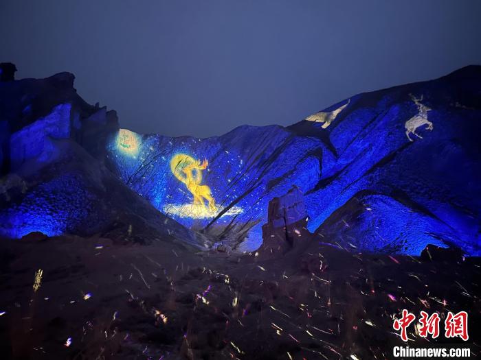 5月3日晚,甘肃张掖市七彩丹霞旅游景区万象土林谷举行《阿兰拉格达》沉浸式梦幻山谷光影演绎吸引游客。 杨艳敏 摄 5月3日晚,甘肃张掖市七彩丹霞旅游景区万象土林谷举行《阿兰拉格达》沉浸式梦幻山谷光影演绎吸引游客。 杨艳敏 摄