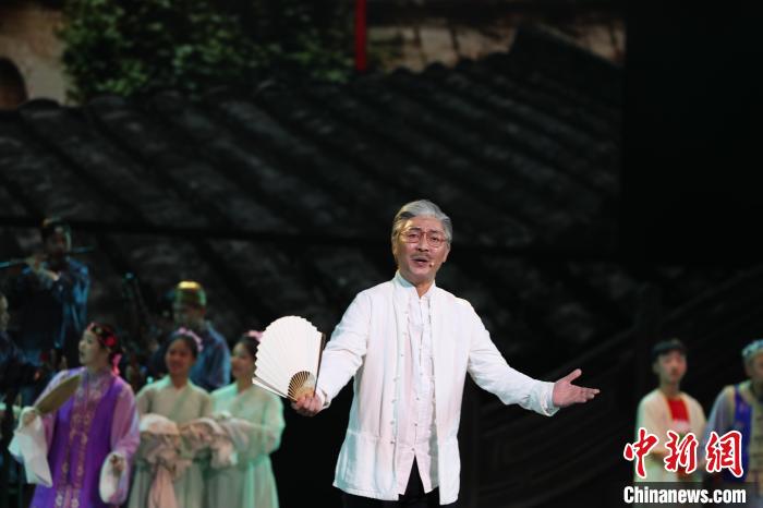闽江师专艺术学院副院长、梅花奖获得者、国家一级演员陈洪翔。 闽江师专 供图 闽江师专艺术学院副院长、梅花奖获得者、国家一级演员陈洪翔。 闽江师专 供图