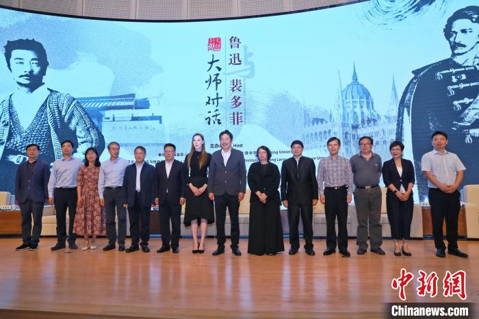 嘉宾合影 黄霄 摄 嘉宾合影 黄霄 摄