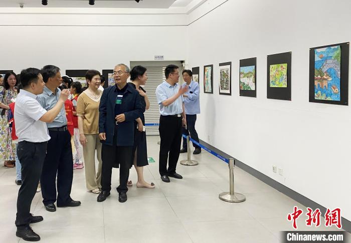 与会嘉宾走进童眼“溪山各异”扬州作品征集展示馆观展。 崔佳明 摄 与会嘉宾走进童眼“溪山各异”扬州作品征集展示馆观展。 崔佳明 摄