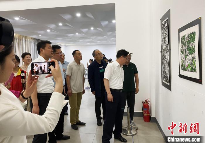 童眼“溪山各异”扬州作品征集展示吸引民众观展。 崔佳明 摄 童眼“溪山各异”扬州作品征集展示吸引民众观展。 崔佳明 摄