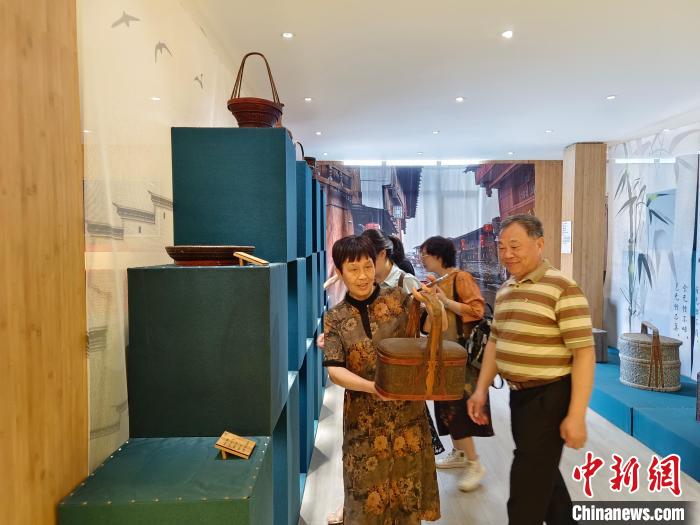 南昌县台胞台属在“竹够昊”竹艺文化博物馆参观竹工艺品实物。　徐旋 摄