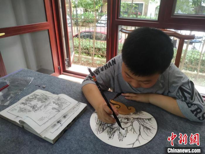 图为少数民族学生正在扇画创造。 红谷滩区委统战部供图 图为少数民族学生正在扇画创造。 红谷滩区委统战部供图
