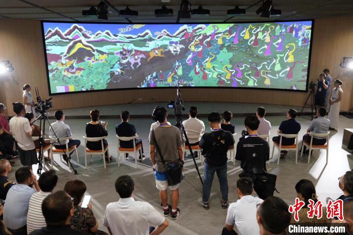 与会人员通过大屏了解参展画作的创作灵感、创作过程。 钱晨菲 摄 与会人员通过大屏了解参展画作的创作灵感、创作过程。 钱晨菲 摄