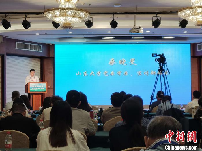 山东大学党委常委、宣传部部长桑晓旻在现场致辞。　王采怡 摄