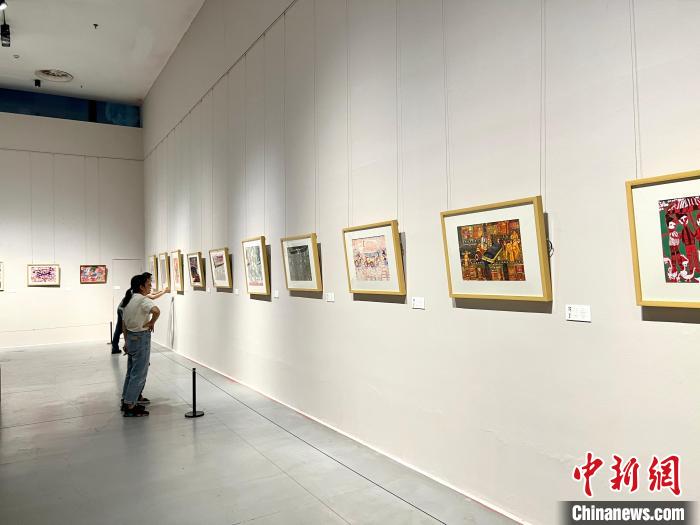 图为首届重庆市少儿美术大赛获奖作品展吸引民众参观。　钟旖 摄