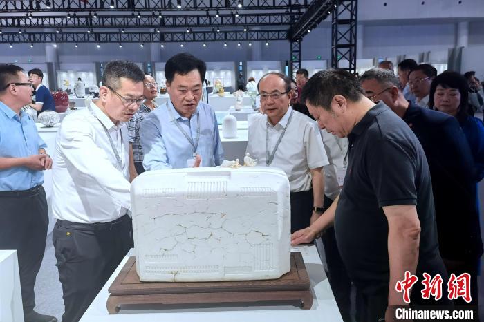 265件入围作品展在德化会展中心集中展出。 孙虹 摄 265件入围作品展在德化会展中心集中展出。 孙虹 摄