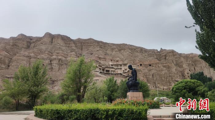 克孜尔石窟前静立的鸠摩罗什塑像。　石双 摄