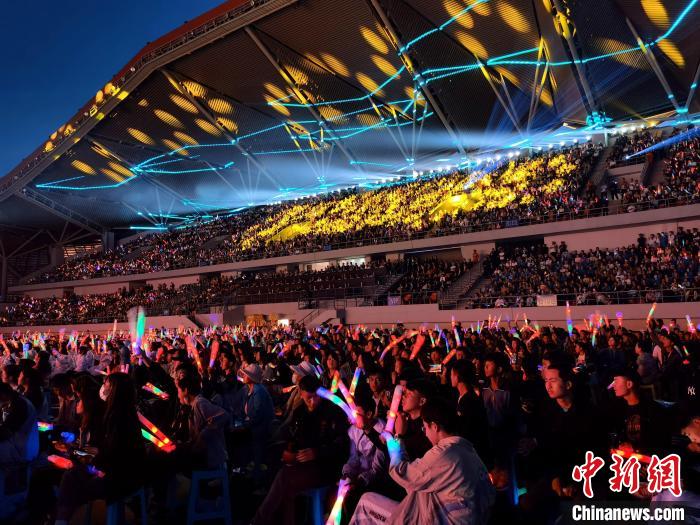 图为开幕式现场，观众鼓掌欢呼。　祁增蓓 摄