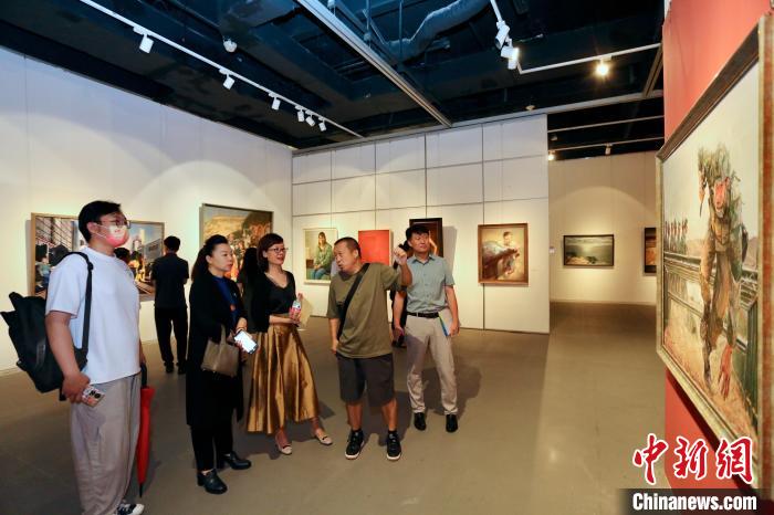 图为第七届“环渤海风采”油画作品邀请展现场。 刘俊苍 摄 图为第七届“环渤海风采”油画作品邀请展现场。 刘俊苍 摄