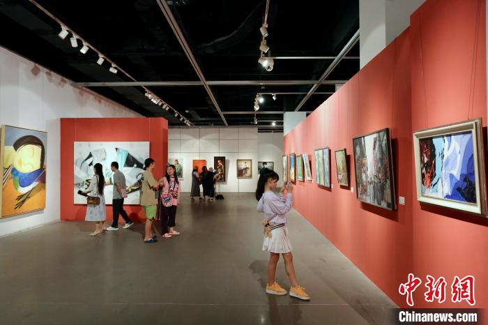 图为第七届“环渤海风采”油画作品邀请展现场。 刘俊苍 摄 图为第七届“环渤海风采”油画作品邀请展现场。 刘俊苍 摄