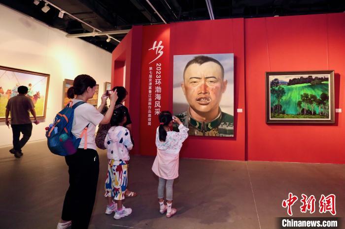 图为第七届“环渤海风采”油画作品邀请展现场。 刘俊苍 摄 图为第七届“环渤海风采”油画作品邀请展现场。 刘俊苍 摄
