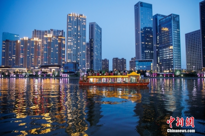 资料图为北京通州区大运河文化旅游景区二号码头,游船启航。图/视觉中国 资料图为北京通州区大运河文化旅游景区二号码头,游船启航。图/视觉中国