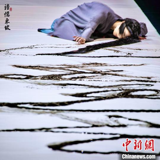 现代舞诗剧《诗忆东坡》剧照 中国东方演艺集团供图 现代舞诗剧《诗忆东坡》剧照 中国东方演艺集团供图