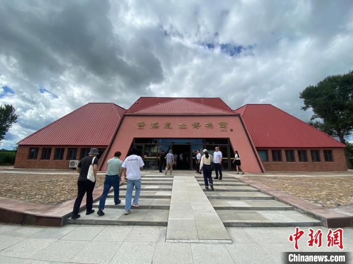 专家学者参观查海遗址博物馆。　孟令卓 摄