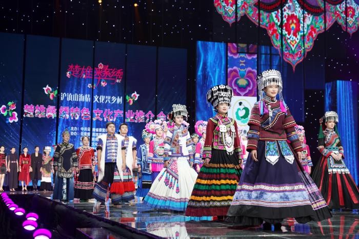 经济观察：千年彝绣何以走向国际