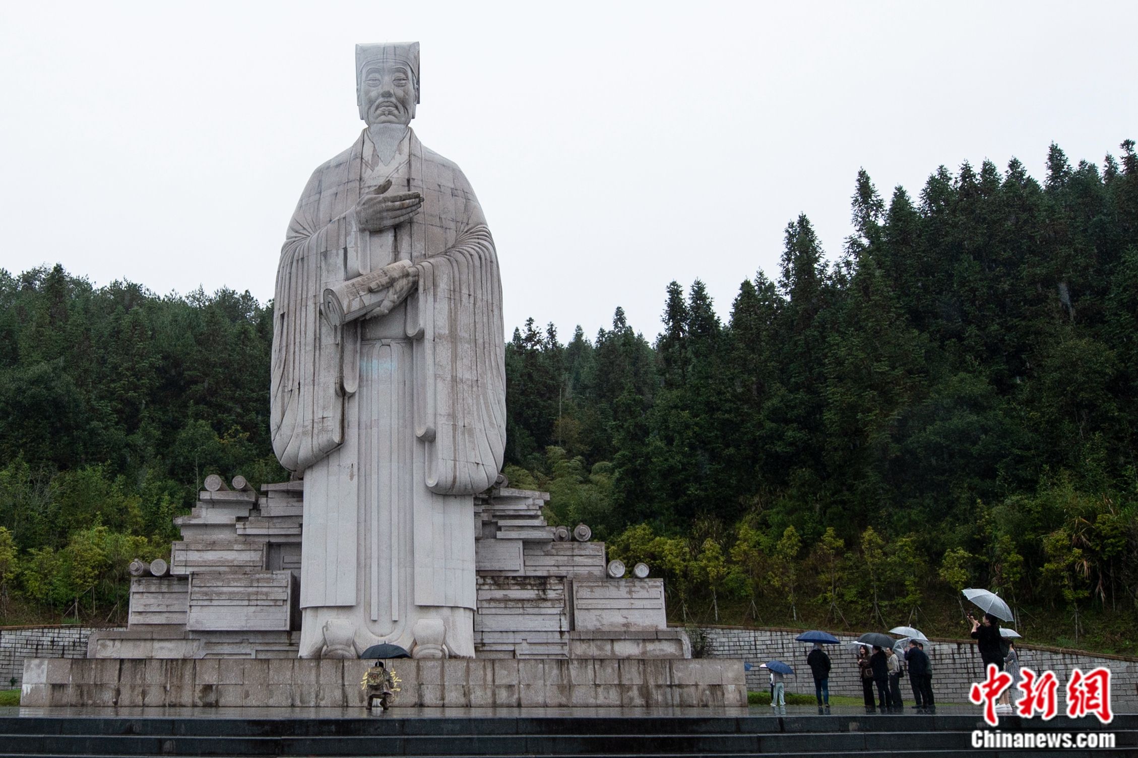 图为采访团在朱子雕像前。<a target='_blank' href='/' >中新网</a>记者 李骏 摄 图为采访团在朱子雕像前。<a target='_blank' href='/' >中新网</a>记者 李骏 摄