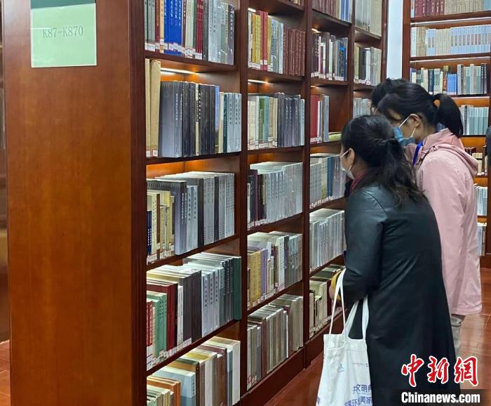 民众参观山东省文物考古研究院。 李明芮 摄 民众参观山东省文物考古研究院。 李明芮 摄