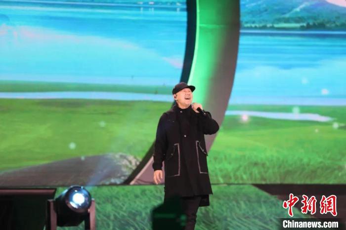 图为歌手腾格尔在演出现场。　鄂尔多斯市融媒体中心供图。