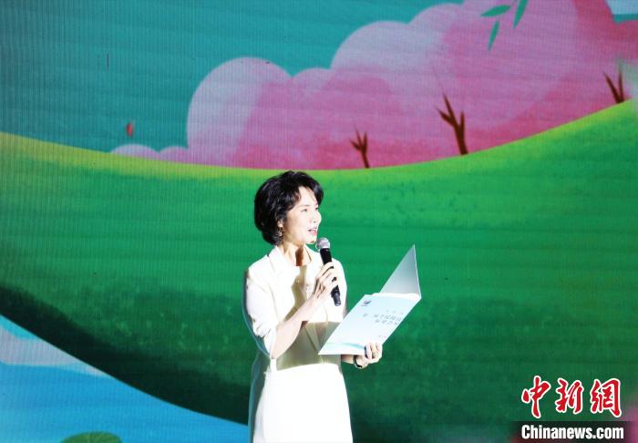 诵读节目轮番上演,既有古典文学类、现当代文学类,也有福鼎当地作家的作品。 叶茂 摄 诵读节目轮番上演,既有古典文学类、现当代文学类,也有福鼎当地作家的作品。 叶茂 摄