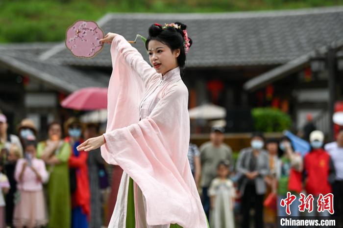 图为活动中的汉服表演。 刘其燚供图 图为活动中的汉服表演。 刘其燚供图
