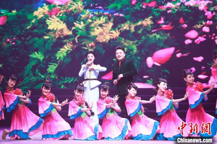 第十八届中国西部民歌(花儿)歌会开幕式现场。 于晶 摄 第十八届中国西部民歌(花儿)歌会开幕式现场。 于晶 摄