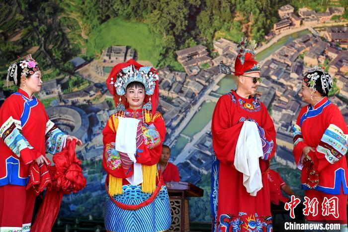 代表团成员欣赏《娶亲抛绣球》表演并参与演出，体验中国传统文化。　张金川 摄