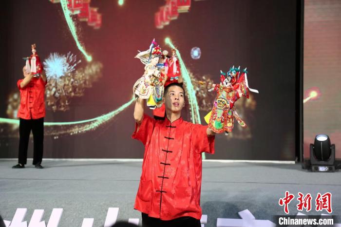 “布袋木偶戏”,充分展示出“方寸小舞台、指掌大乾坤”的非凡魅力。 漳州市文旅局供图 “布袋木偶戏”,充分展示出“方寸小舞台、指掌大乾坤”的非凡魅力。 漳州市文旅局供图