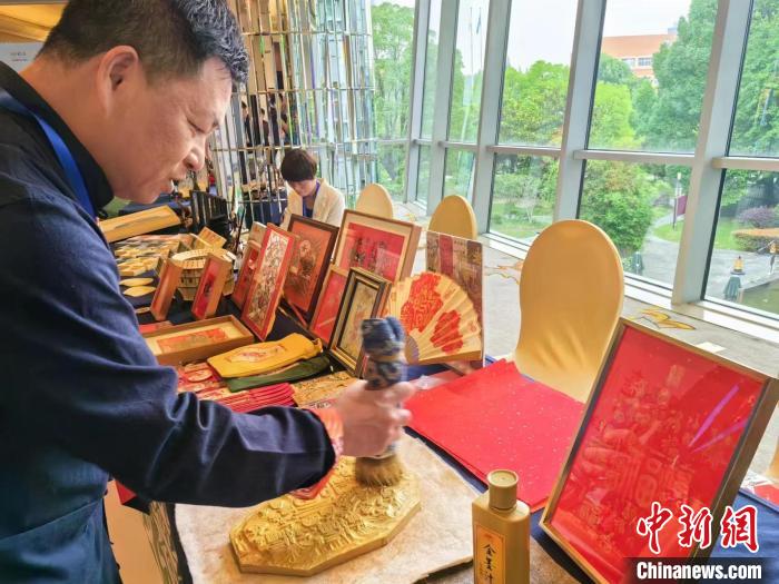 颜氏木版年画第七代传人颜朝俊展示了古朴又不失时尚的漳州木版年画作品。 陈静 摄 颜氏木版年画第七代传人颜朝俊展示了古朴又不失时尚的漳州木版年画作品。 陈静 摄