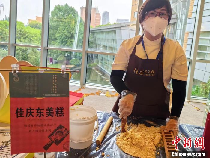 现场制作的传统闽南美食香味扑鼻。 陈静 摄 现场制作的传统闽南美食香味扑鼻。 陈静 摄