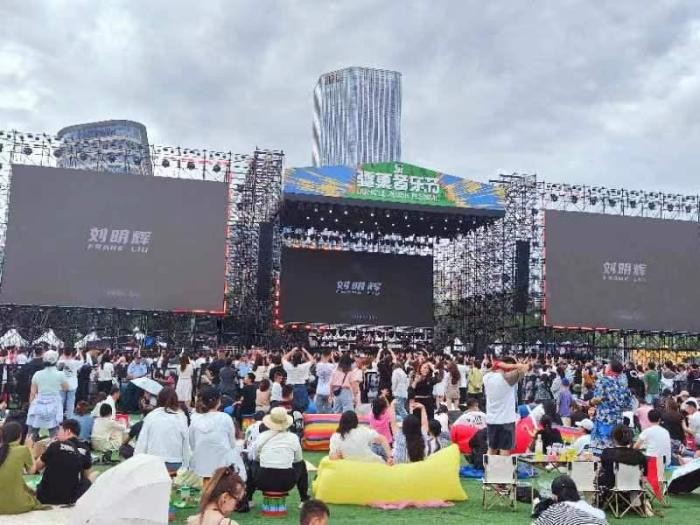 新疆首个本土音乐节启幕 吸引万余名乐迷