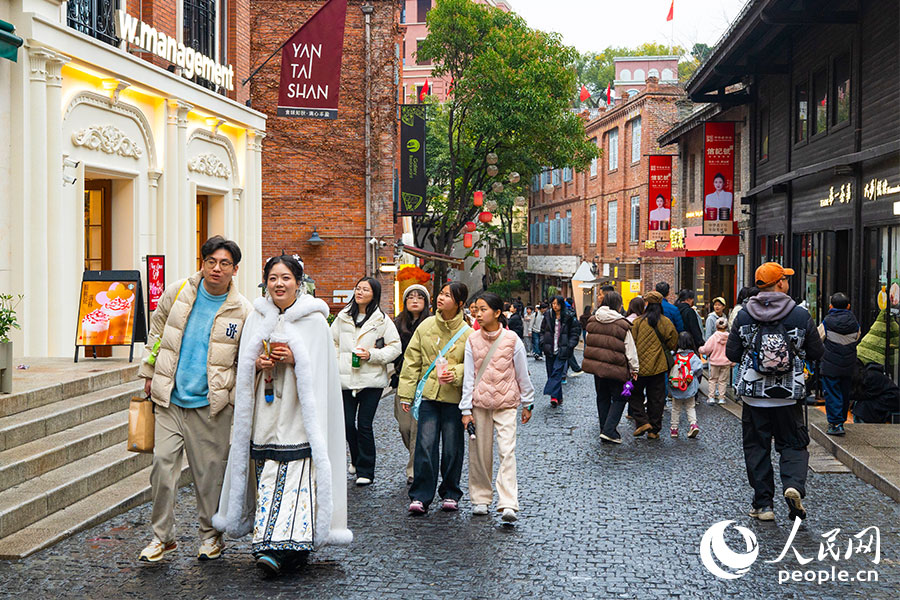 春节假期临近,位于福建福州闽江南岸的烟台山历史风貌区已是人潮涌动。实习生 李雨泽摄