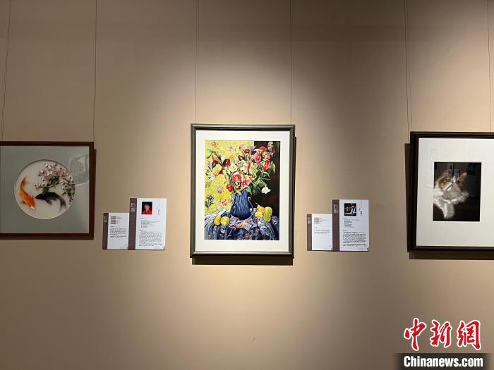 图为现场展出的工艺美术大师及非遗代表性传承人作品。　钟旖 摄