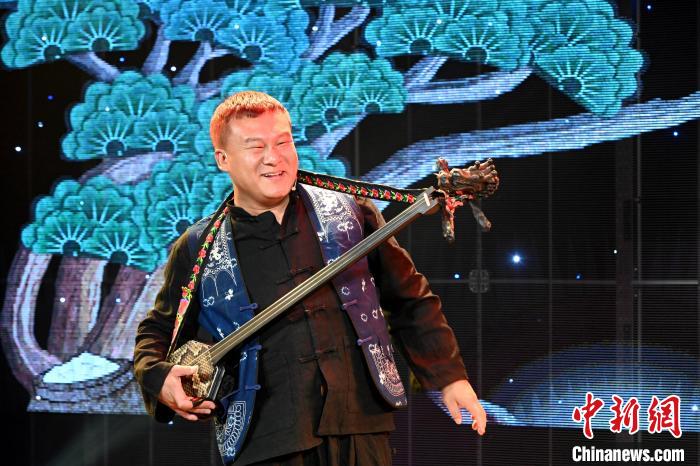 图为小阿鹏正在演唱《老鼠提亲》。 李嘉娴 摄 图为小阿鹏正在演唱《老鼠提亲》。 李嘉娴 摄