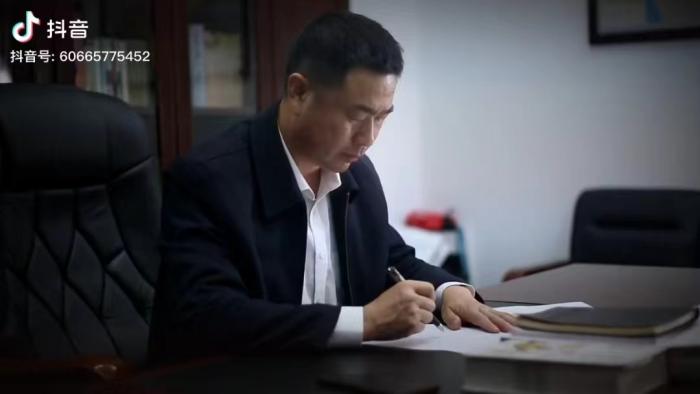正在工作的解伟。抖音视频截图 正在工作的解伟。抖音视频截图