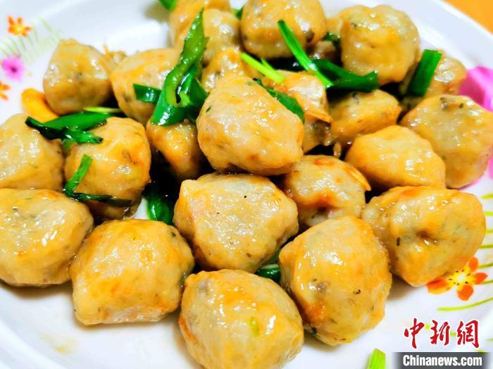 资料图:蚝油炒鲮鱼丸。李晓春 摄 资料图:蚝油炒鲮鱼丸。李晓春 摄