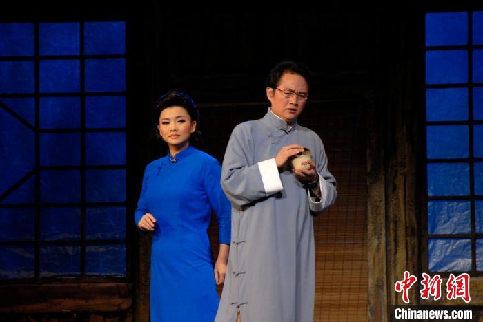 经典民族歌剧《江姐》剧照,左为王莉,右为陈小涛 剧组供图 经典民族歌剧《江姐》剧照,左为王莉,右为陈小涛 剧组供图