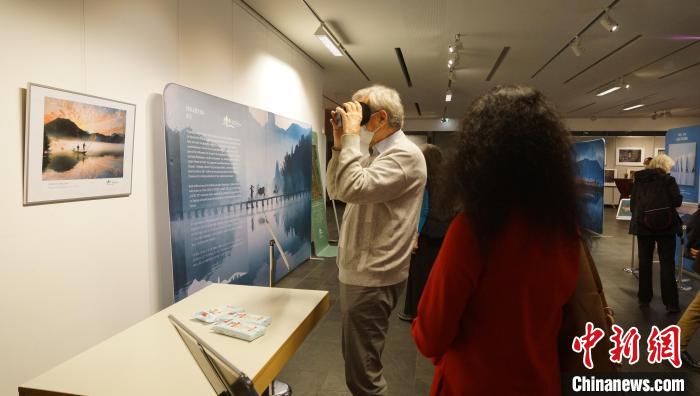 图为德国观众感受VR体验。　柏林中国文化中心供图。