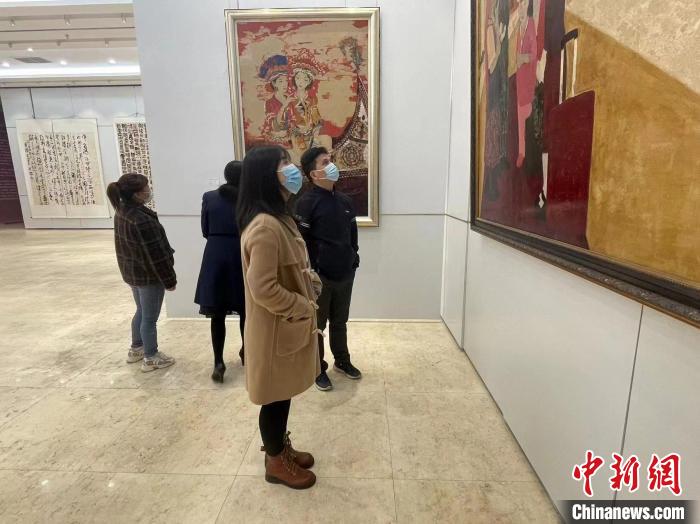 由冰心文学馆、冰心研究会主办的“馆藏书画精品展”在位于福州市长乐区的冰心文学馆启幕。　王瑾 摄