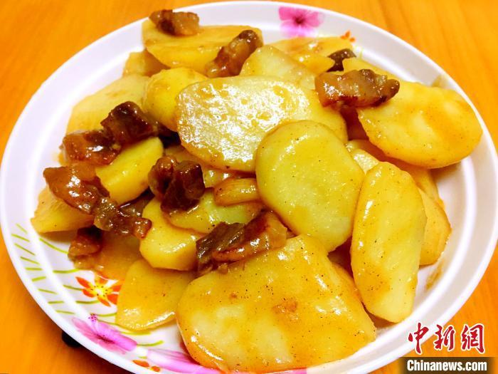 资料图:广式腊肉烹马铃薯。李晓春 摄 资料图:广式腊肉烹马铃薯。李晓春 摄