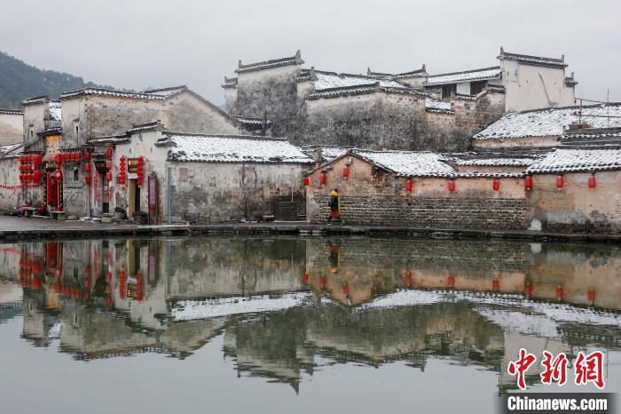 资料图:游人在安徽省黟县宏村风景区欣赏雪景。施亚磊 摄 资料图:游人在安徽省黟县宏村风景区欣赏雪景。施亚磊 摄